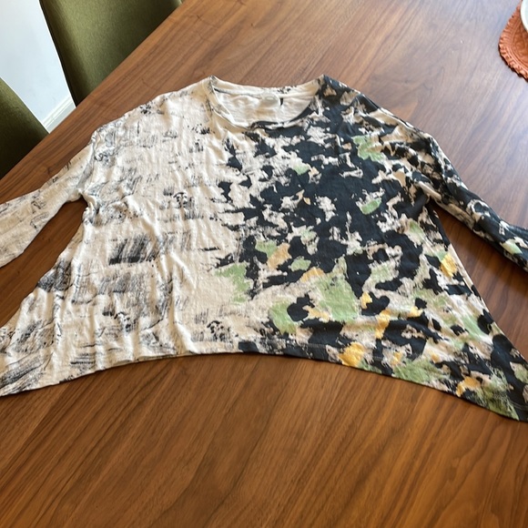 ANTHROPOLOGIE AKEMI + KIN long sleeved asymmetrical T-shirt with flared sleeves. - Picture 8 of 16